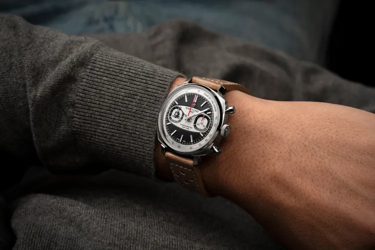 百年靈Top Time B01 Shadow Rider夜影黑駒馬年限量版計時腕錶 ，38mm，精鋼錶殼，黑色錶盤搭配白色計時盤，米色賽車風格小牛皮錶帶，百年靈B01型自製機芯，動力儲存約70小時，防水深度最高（100米），限量288只 ，22萬8888元。品牌提供