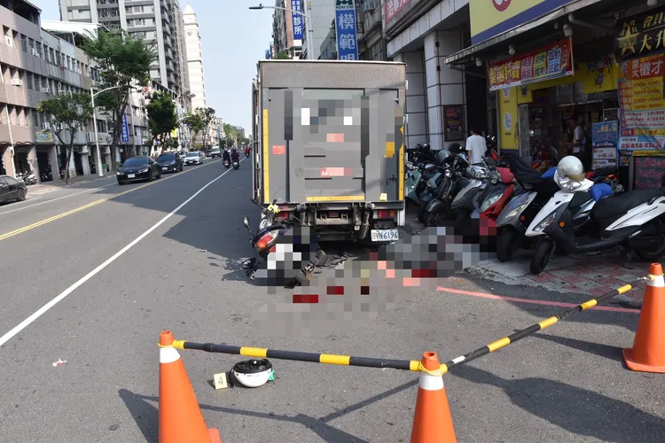 从警34年、现年54岁的巡佐张荣琳，今天下午骑车出门查案，不慎撞上违停货车丧命。民众提供