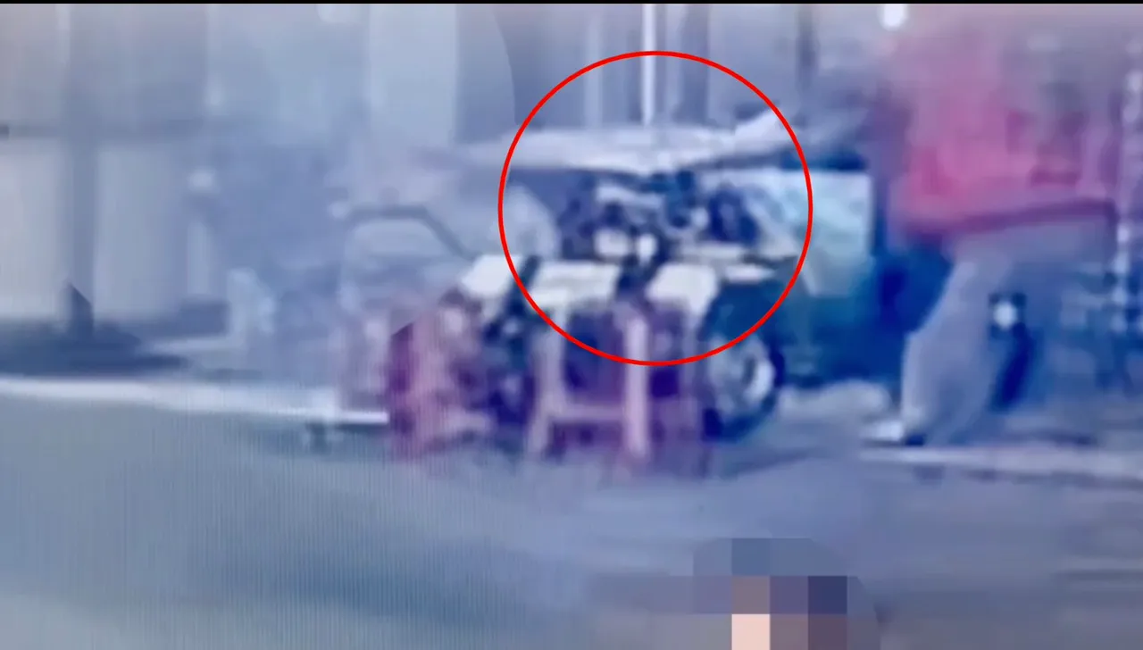 郭男趁身障人士未注意之际，抢了一把刮刮乐转身就跑。翻摄画面