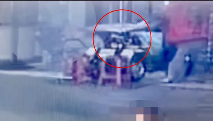 郭男趁身障人士未注意之際，搶了一把刮刮樂轉身就跑。翻攝畫面