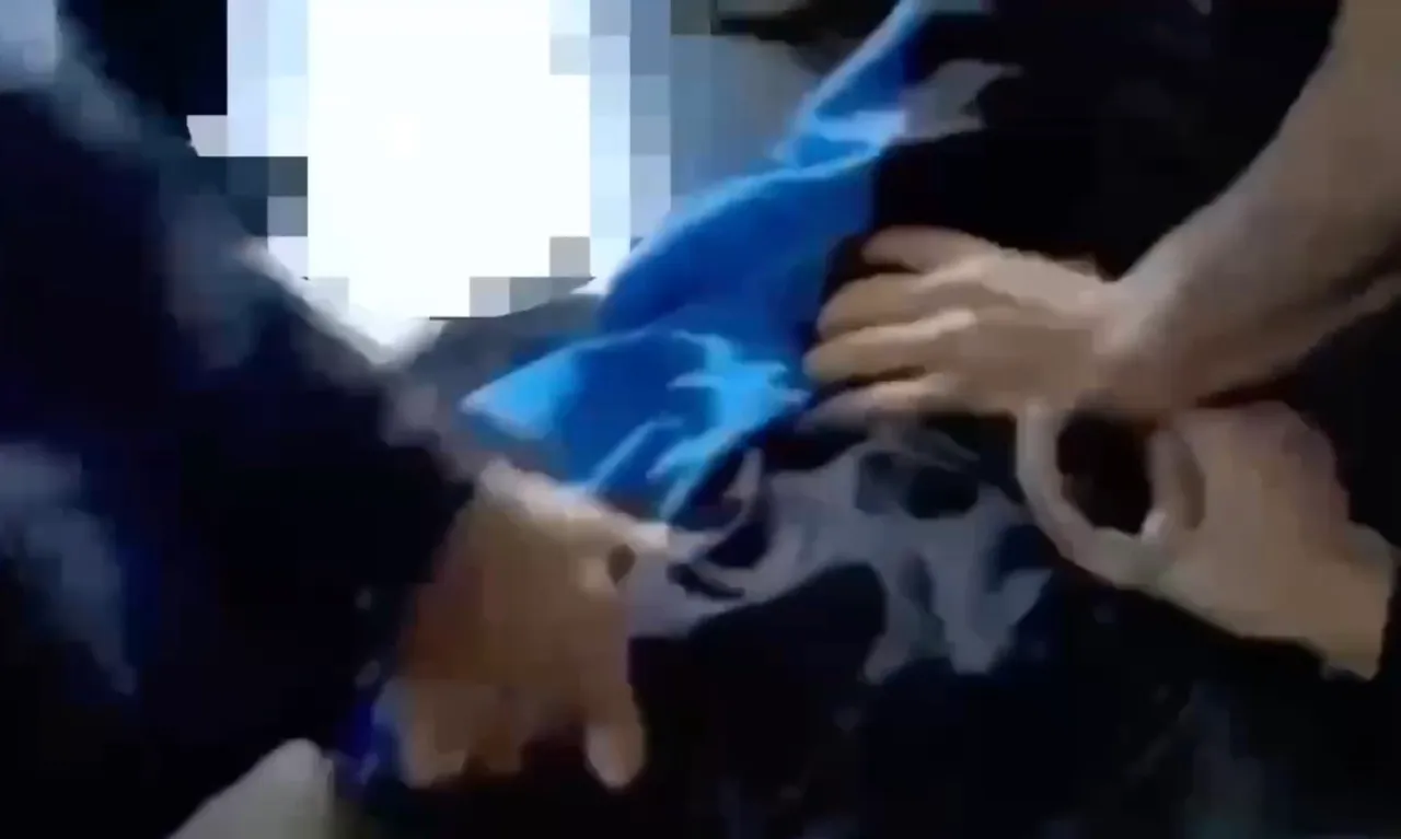 多名正义路人听到身障人士呼救，出面将抢匪拦下压制。翻摄画面