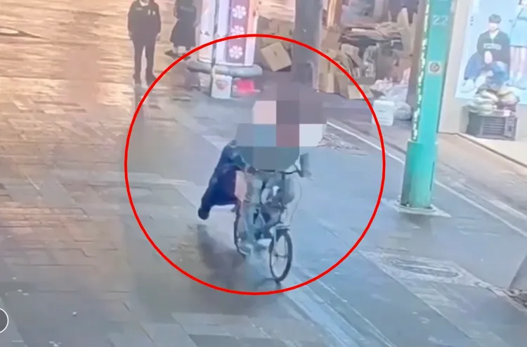 「正义哥」追上抢彩券嫌犯的单车后，将对方拉下车，一群人蜂拥而上将其压制并报警。翻摄画面