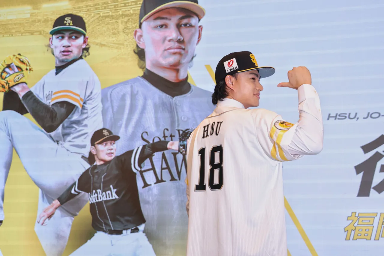 为徐若熙披软银王牌18号球衣！日传奇城岛健司喊「最棒圣诞礼物」