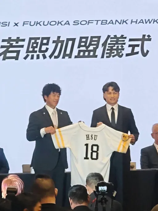 日传奇城岛健司为徐若熙披软银王牌18号球衣！喊「这是最棒圣诞礼物」