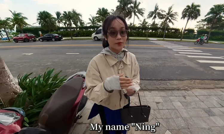 伴遊的「一日女友」不僅外型亮眼，名字「Ning」，發音也與他前女友「家寧」的「寧」字神巧合。翻攝《ANDY老師》的YouTube頻道