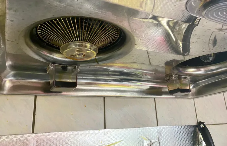 清洗抽油烟机的废油杯及油网，是许多婆婆妈妈的噩梦。摄影中心