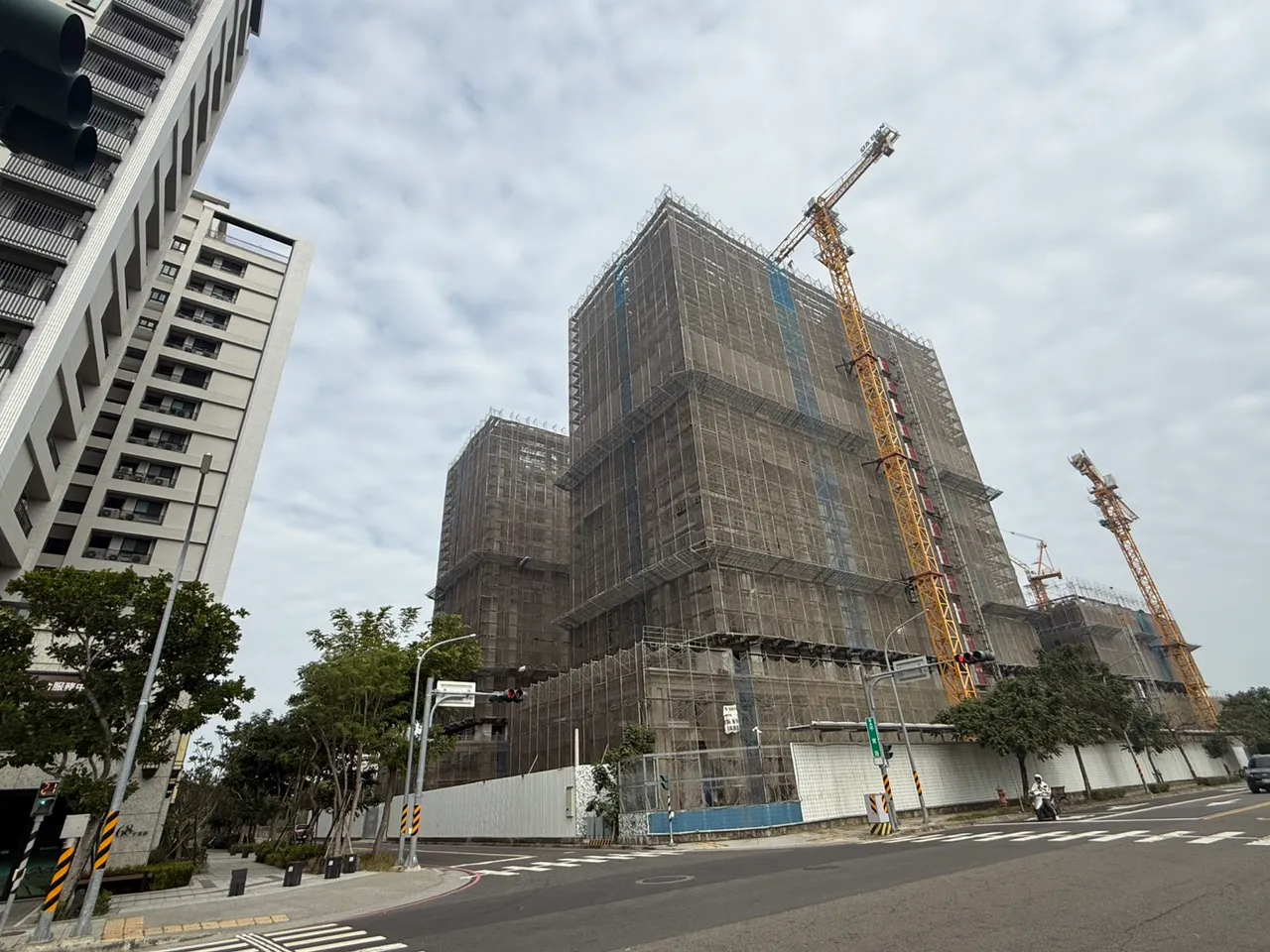 区段不仅所有权大卖，地上权宅也同样挑战区段新高达到4字头行情。叶家铭摄