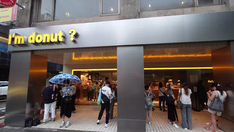 I'm donut ?台灣首家分店位於北市東區，開幕前期曾吸引大批人潮排隊。施養正攝