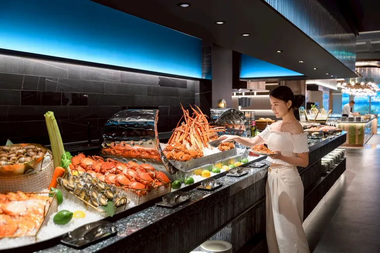 島語吃到飽以「一島檯、一餐酒搭配」為特色，主打漢來美食擅長的海鮮，以及現點現做料理等。漢來美食提供