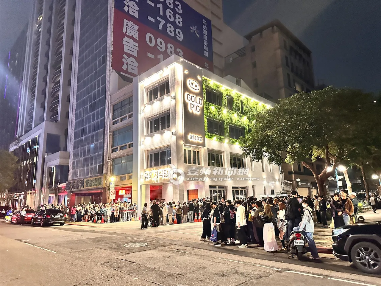 金猪食堂是许多韩星来台必吃餐厅。图为粉丝等候GD权志龙盛况，特勤中心摄