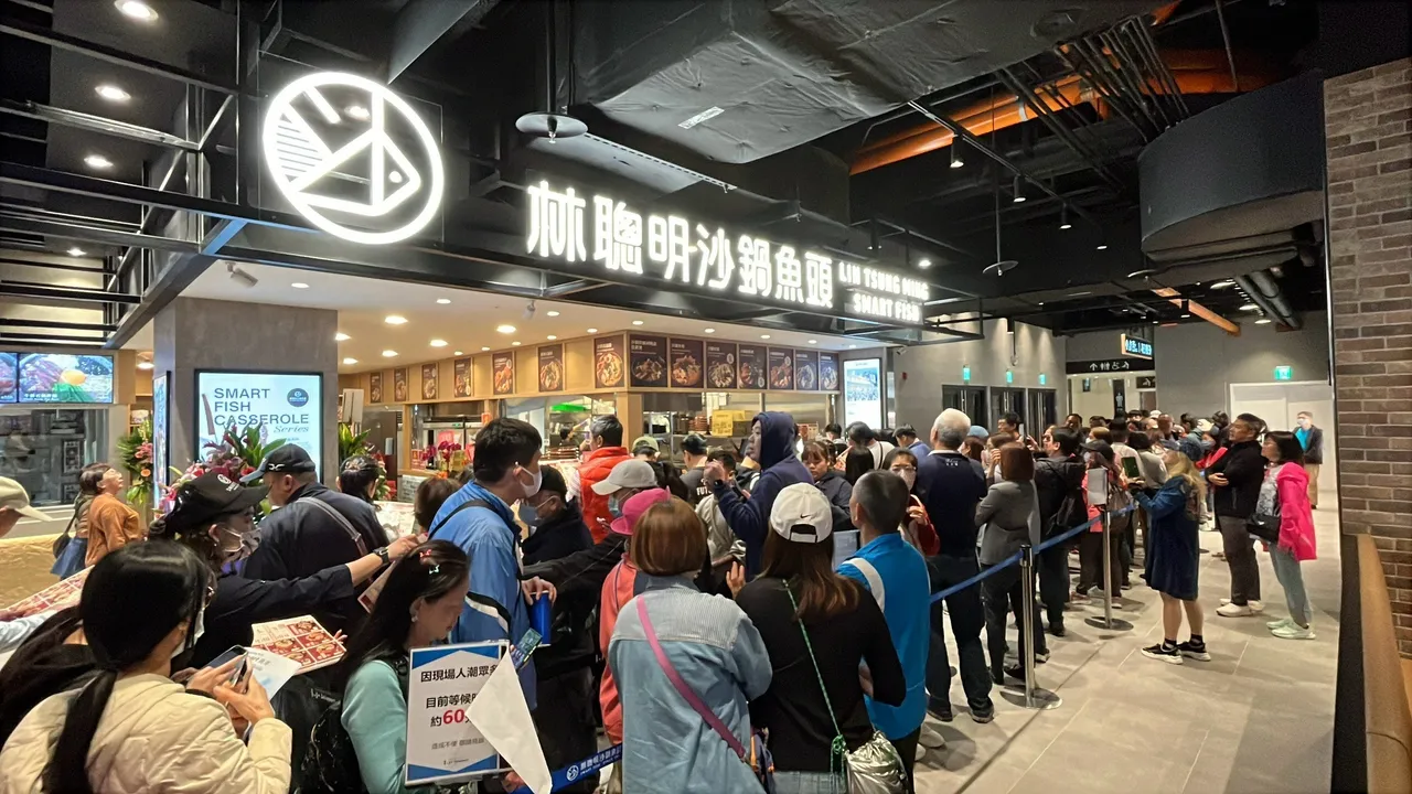 南港LaLaport「林聪明沙锅鱼头」开幕期间最长须排队1小时才能点到餐。庄宗达摄