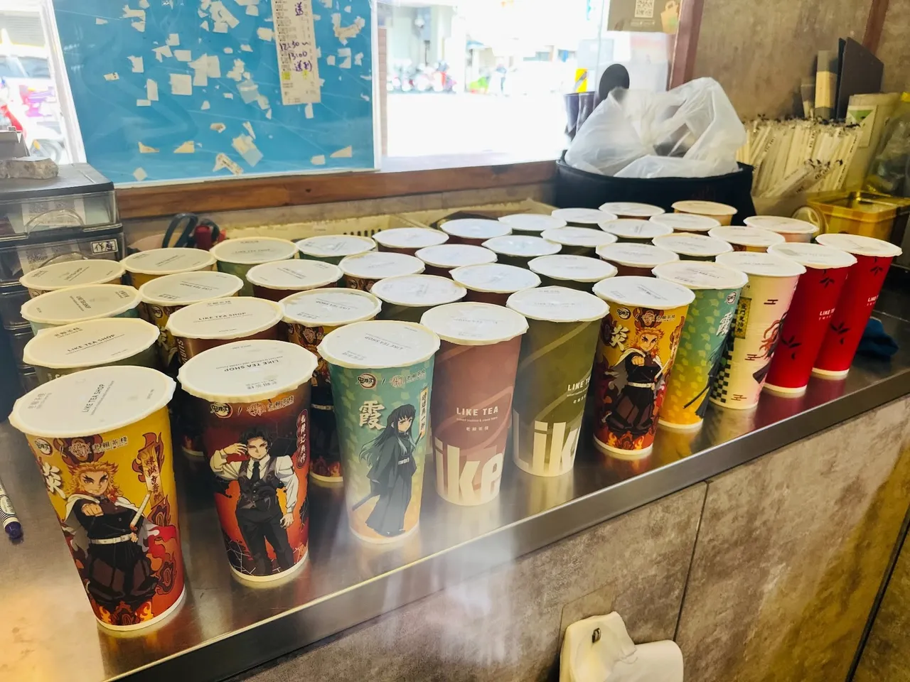 手摇饮推出《鬼灭之刃》联名纸杯，当时分店订单全满盛况。翻摄自老赖茶栈threads