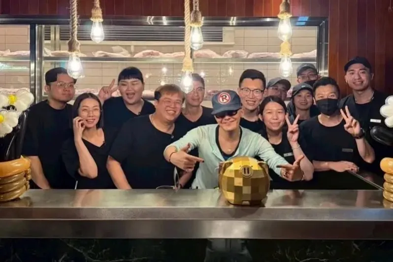 GD今年7月来台开唱后，包下金猪食堂办庆功宴。翻摄自金猪食堂脸书