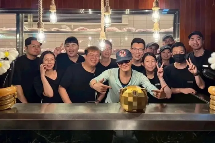 GD今年7月來台開唱後，包下金豬食堂辦慶功宴。翻攝自金豬食堂臉書