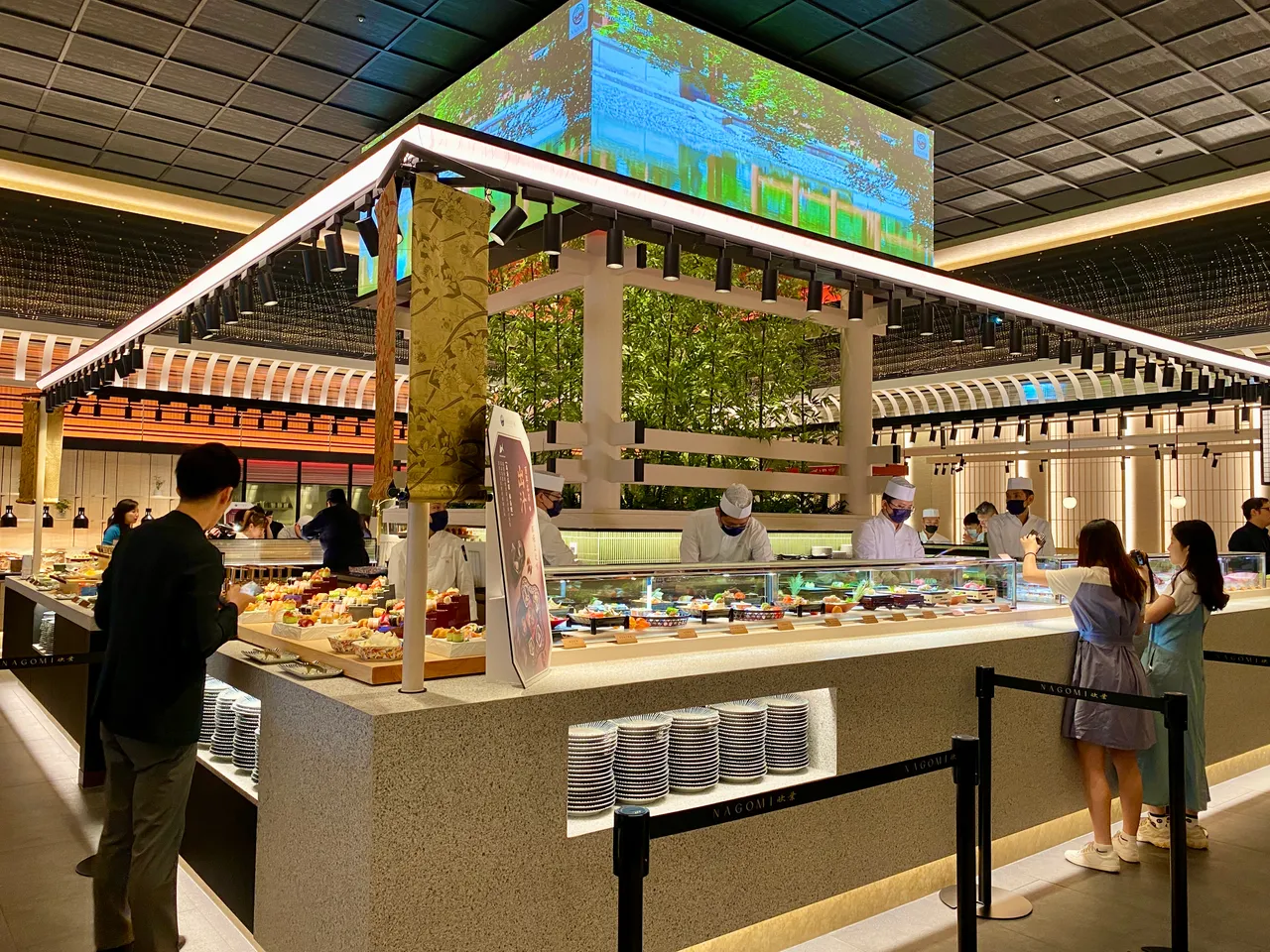 「NAGOMI 雅」找来日本设计大师下村伸打造沉浸式BUFFET空间。庄伟祺摄