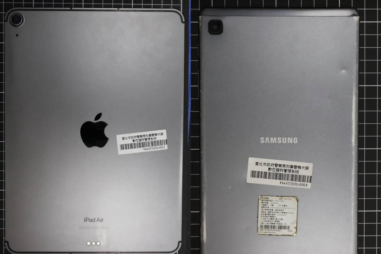 张文所短租的商旅中找到苹果与三星两台平板，用来上网购物与对外通话联系。翻摄画面