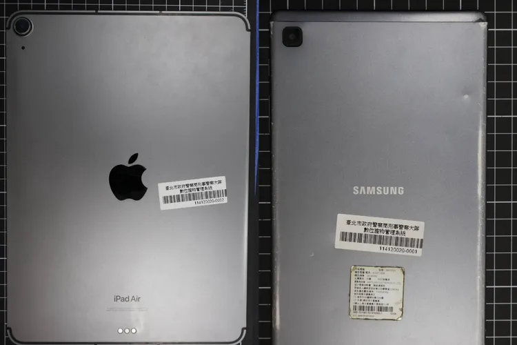 張文所短租的商旅中找到蘋果與三星兩台平板，用來上網購物與對外通話聯繫。翻攝畫面