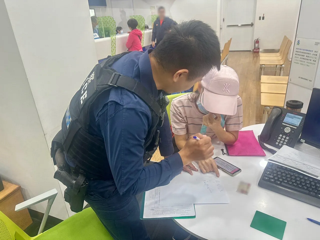 警方劝说。龙潭警分局提供