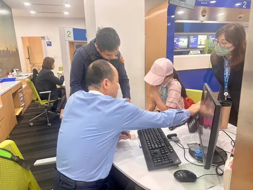 妇人落入诈团爱情陷阱！逾千万积蓄差点被骗光　龙潭警银及时阻诈