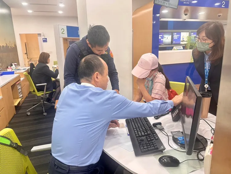 龙潭警银阻诈。龙潭警分局提供