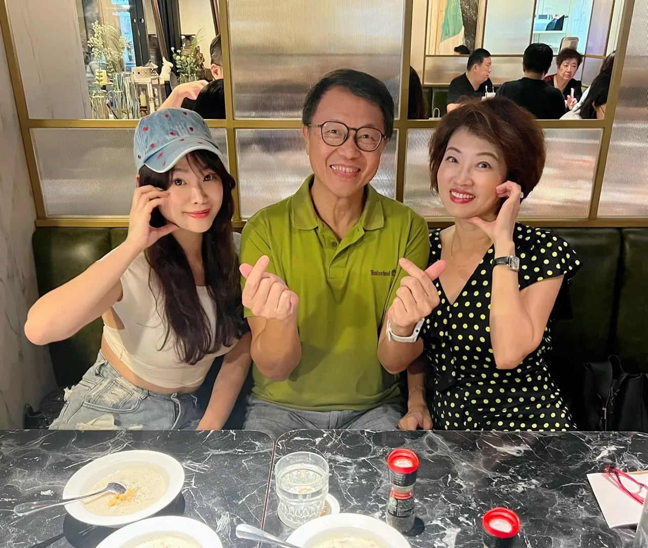 梅嬿翎（左一）是主播梅聖旻、吳中純的獨生女。翻攝吳中純臉書