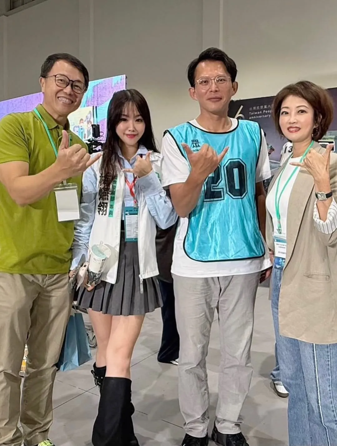 梅嬿翎（左二）是民眾黨社會發展部專員。翻攝梅嬿翎IG
