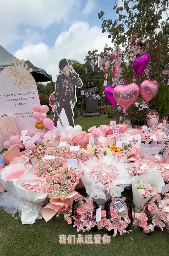 今年喬任梁38歲冥誕，他的爸媽和粉絲到他墓前獻花追思。翻攝高彩萍和喬老爺抖音