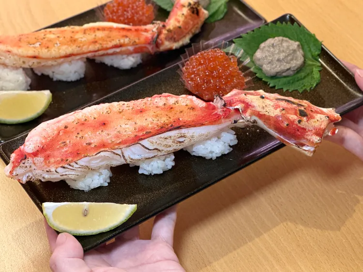 炙燒一本奢華帝王蟹腳售價1314元，全台限量1300份，需事先一日電話預約。業者提供