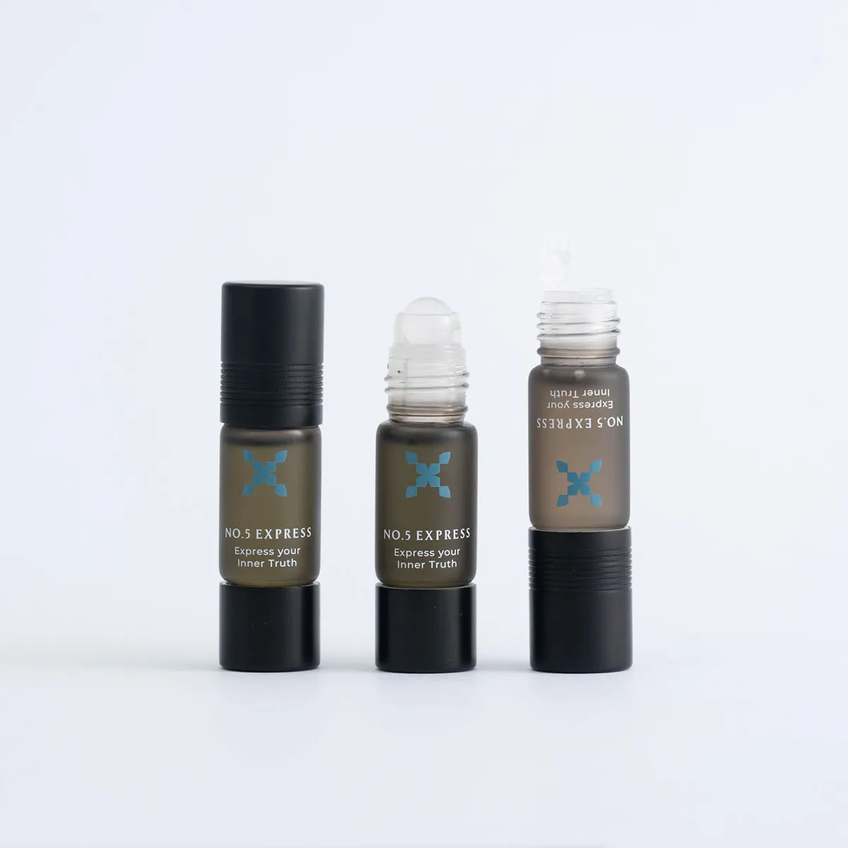 套组的亮点在于其创新的双头设计滚珠瓶。品牌提供