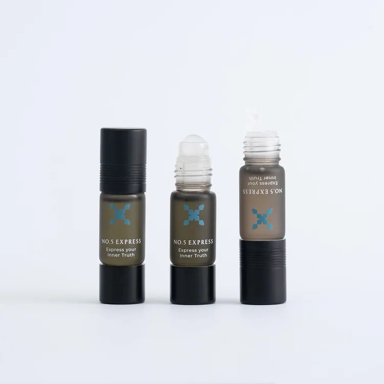 套組的亮點在於其創新的雙頭設計滾珠瓶。品牌提供