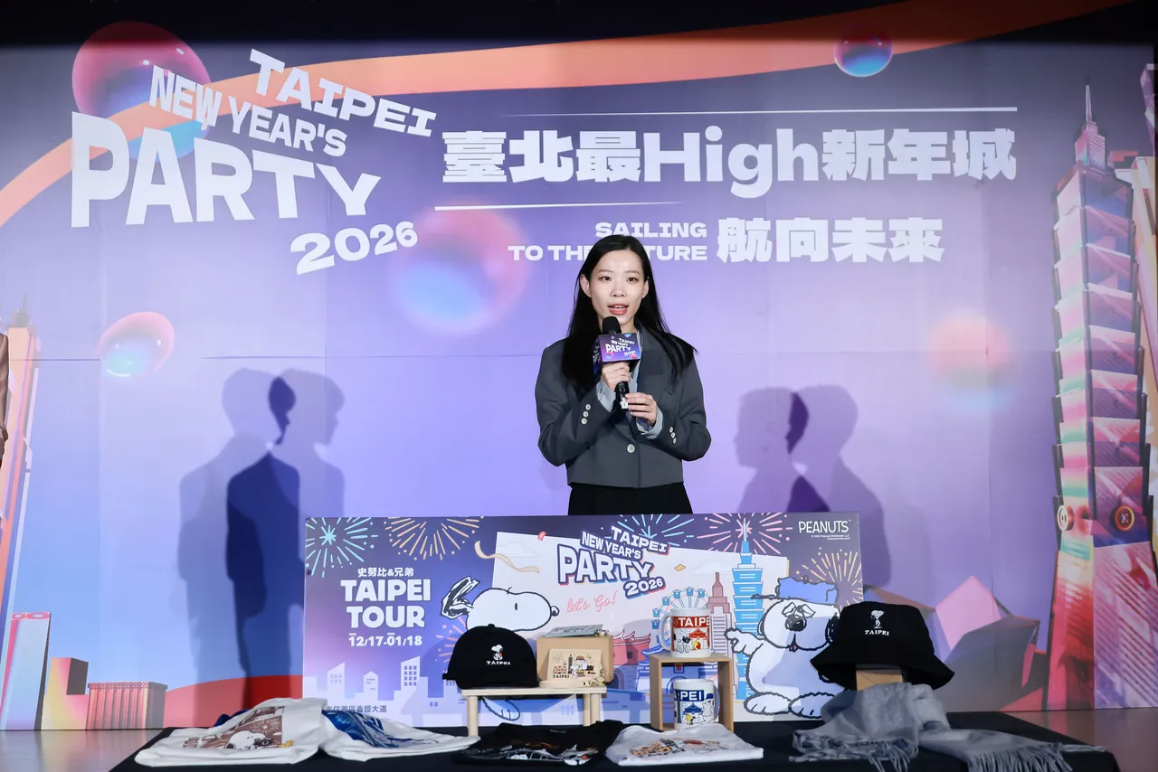 观传局长余祥介绍，跨年限定史努比周边商品。台北市观传局提供