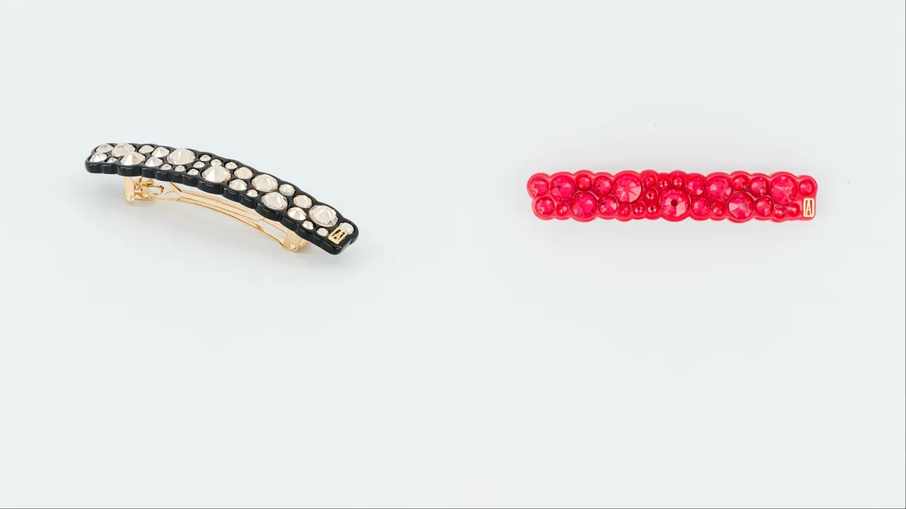 亚历山卓「圣，诞臻献」系列万家灯火仕女夹（6公分），各4600元。品牌提供