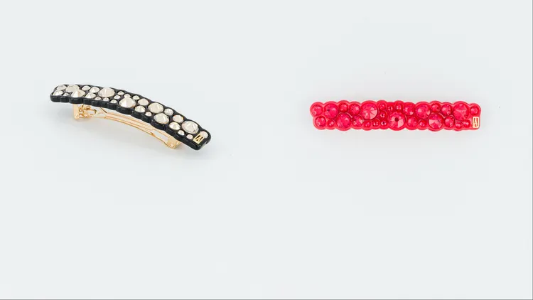 亞歷山卓「聖，誕臻獻」系列萬家燈火仕女夾（6公分），各4600元。品牌提供