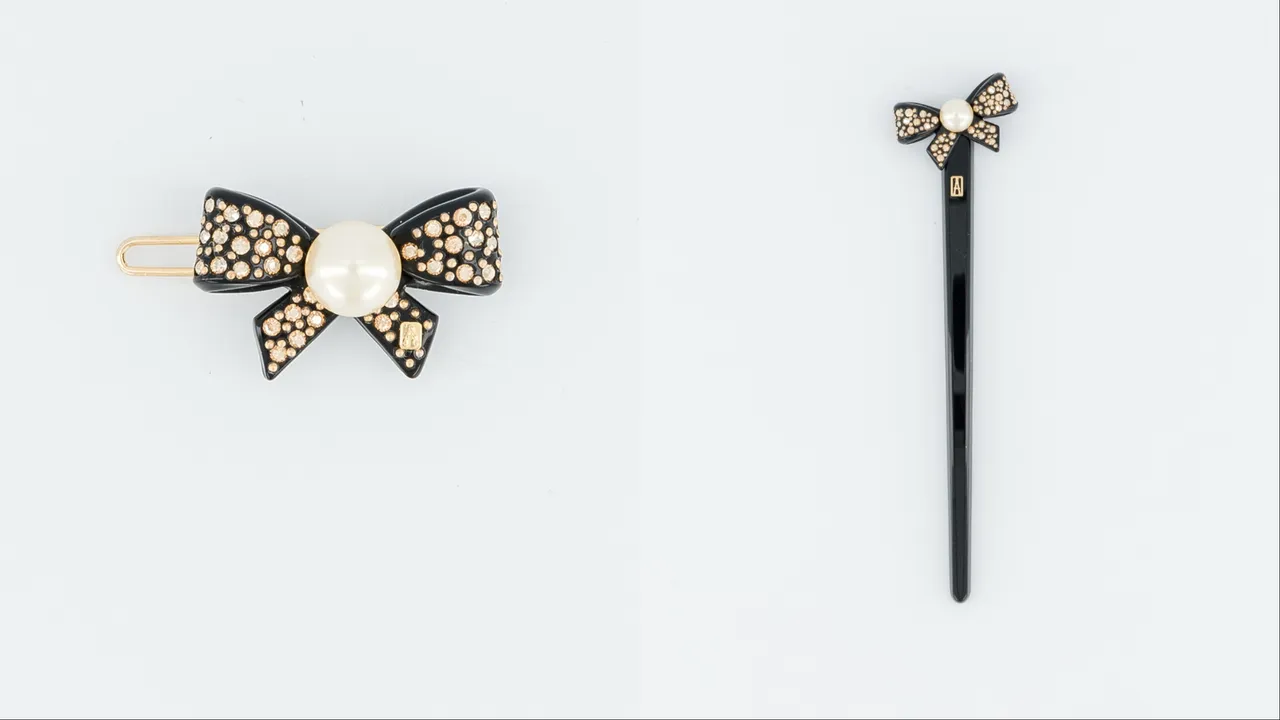 亚历山卓「圣，诞臻献」系列珍珠蝴蝶结豆扣夹（左）5500元、珍珠蝴蝶结发叉（右）5900元。品牌提供