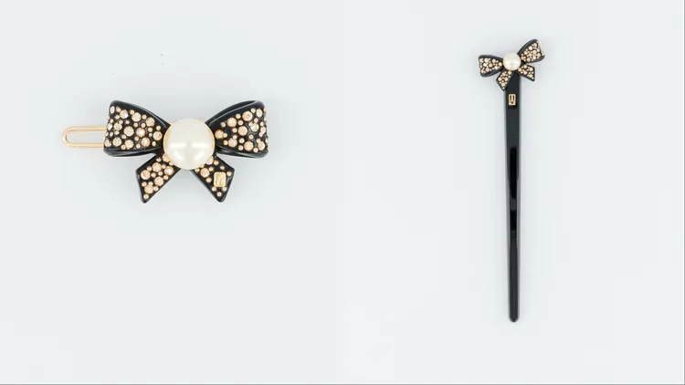 亞歷山卓「聖，誕臻獻」系列珍珠蝴蝶結豆扣夾（左）5500元、珍珠蝴蝶結髮叉（右）5900元。品牌提供