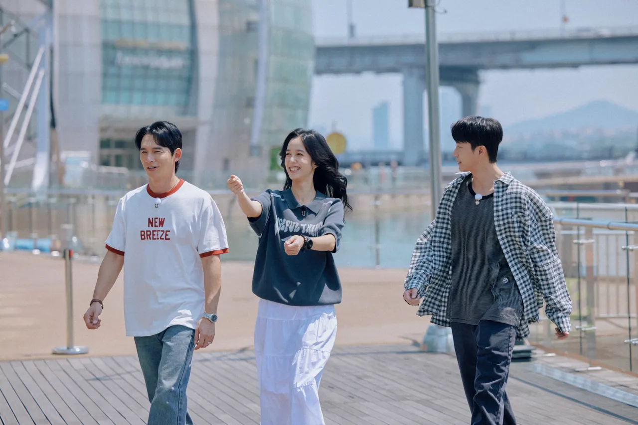 温升豪（左起）、陈庭妮、江宏杰各是北中南部的客家人。客家电视台提供