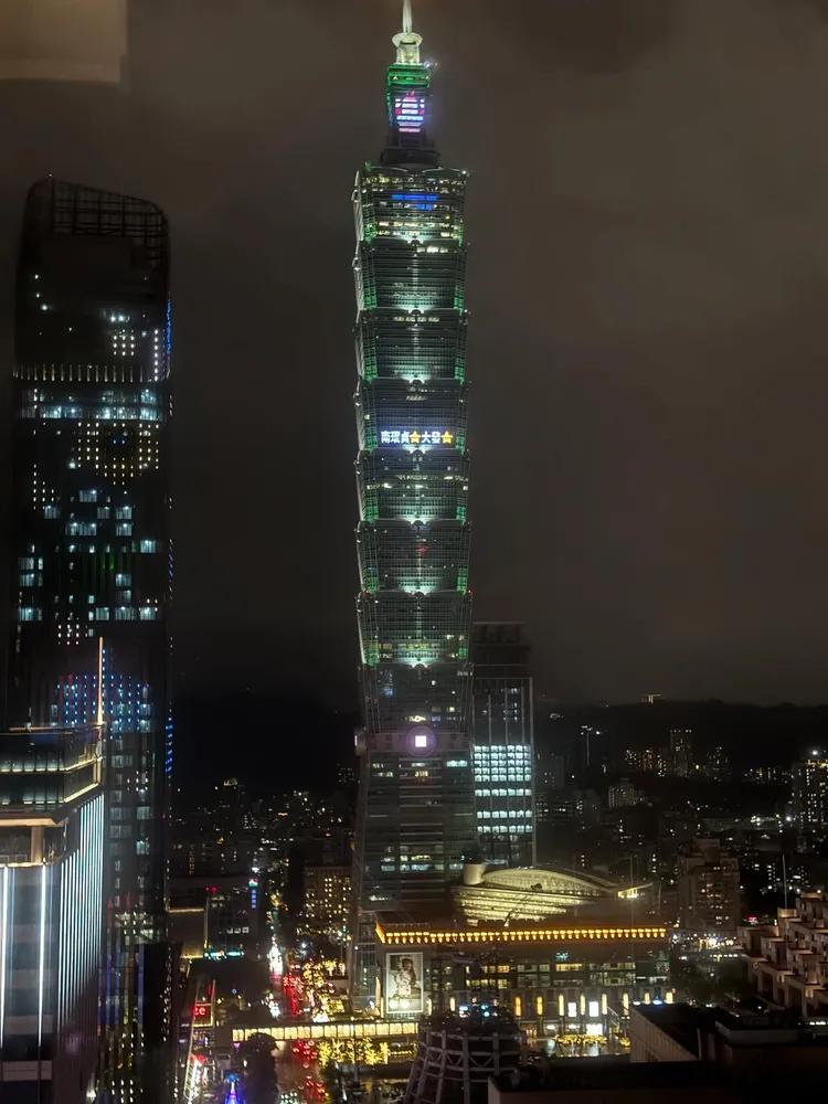 南珉貞粉絲在台北101外牆幫她點燈。翻攝南珉貞IG