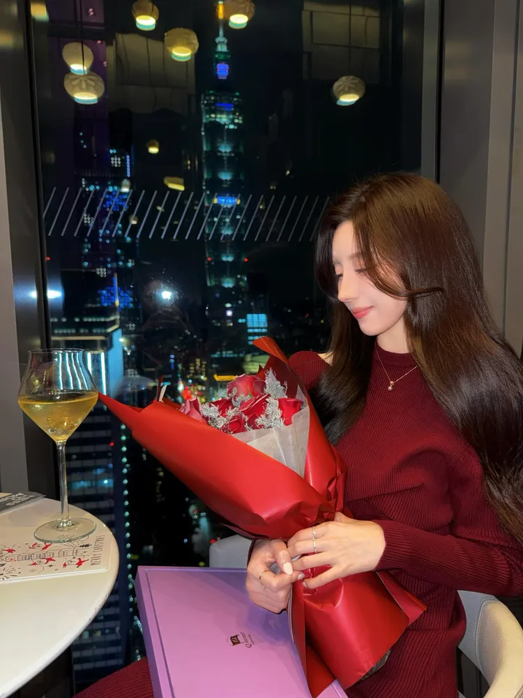南珉貞和粉絲幫她點燈的台北101合影。翻攝南珉貞IG