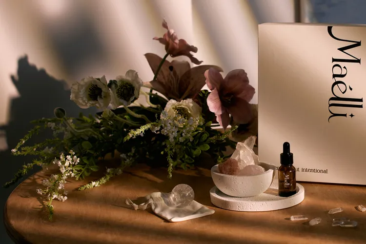 Maélli戀慕三女神之環人見人愛水晶香氛禮盒組，天然薔薇粉水晶、天然橙鹽石、天然白水晶晶簇、天然白水晶球、天然白水晶碎石，3580元。品牌提供