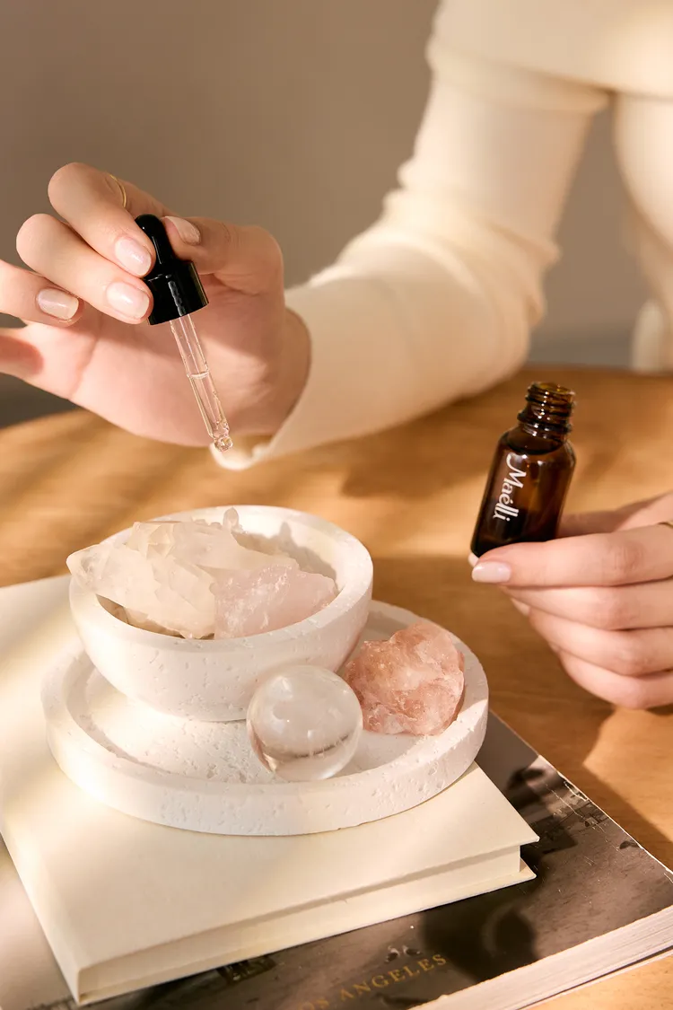 Maélli戀慕三女神之環人見人愛水晶香氛禮盒組，天然薔薇粉水晶、天然橙鹽石、天然白水晶晶簇、天然白水晶球、天然白水晶碎石，3580元。品牌提供