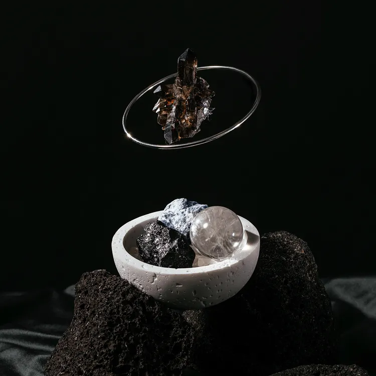 Maélli黑帝斯之息防小人水晶香氛禮盒組，天然黑碧璽、天然茶晶晶簇、天然藍紋石、天然白水晶球、天然白水晶碎石，3580元。品牌提供