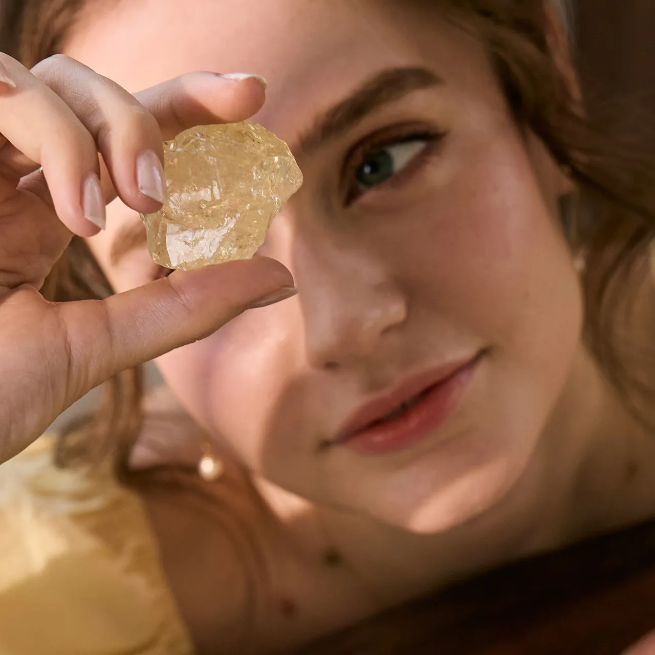 Maélli丰盛女神的祝福财富显化水晶香氛礼盒组，天然黄铁矿、天然黄水晶原石、天然虎眼石、天然白水晶球、天然黄水晶碎石，3580元。品牌提供