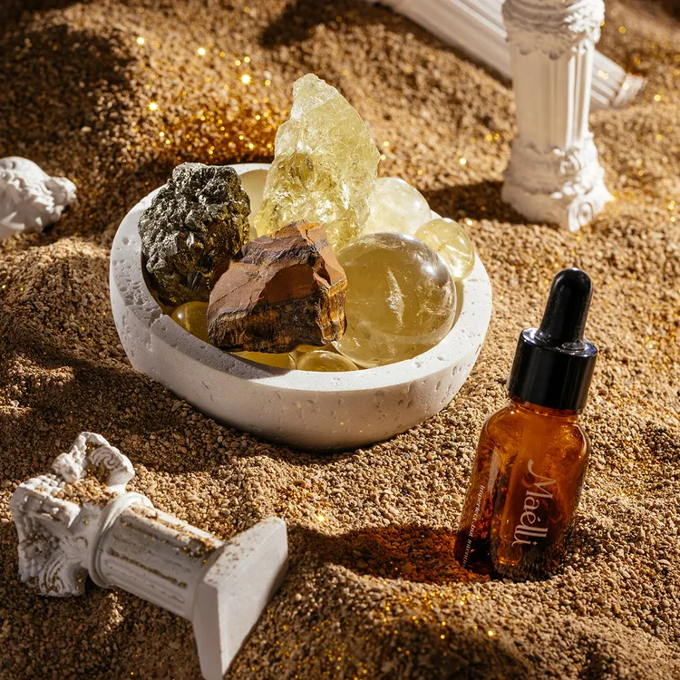 Maélli豐盛女神的祝福財富顯化水晶香氛禮盒組，天然黃鐵礦、天然黃水晶原石、天然虎眼石、天然白水晶球、天然黃水晶碎石，3580元。品牌提供