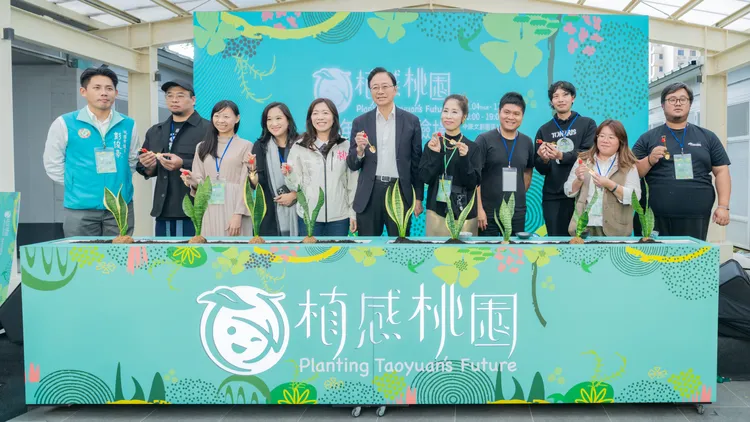 張善政頒發「植感玩家」及「綠意流入城市生活」競賽獎項。桃園市府提供