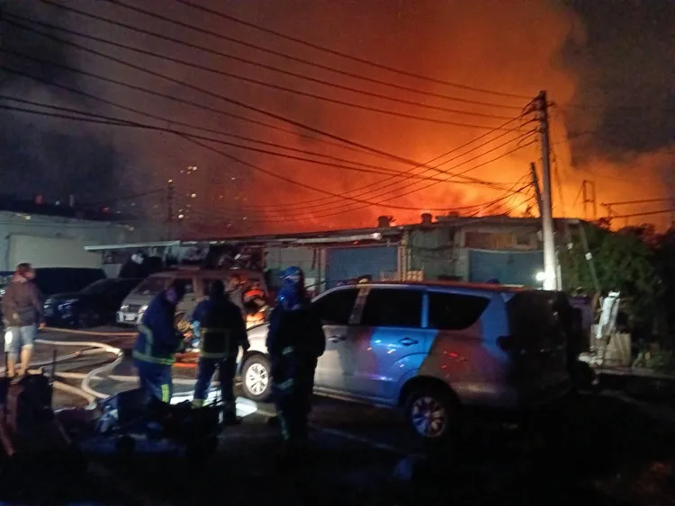 消防局出動184人進行灌救。翻攝畫面