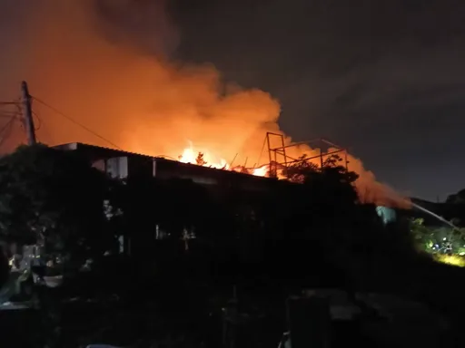 新店木材工厂深夜陷火海　燃烧千坪！消防局75车、184人灌救