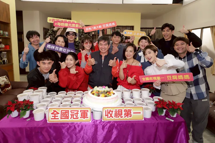 《豆腐媽媽》收視開紅盤慶功。民視提供