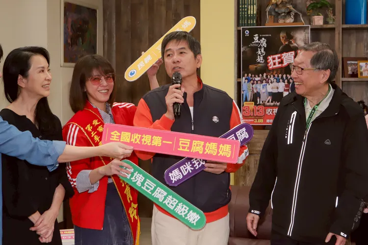 洪都拉斯（右二）這次角色幾乎是本色演出。民視提供