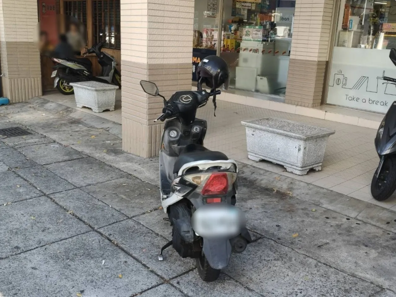 黄男骑车出门却因身体不适走路回家，却又误以为机车失窃而报案。翻摄画面