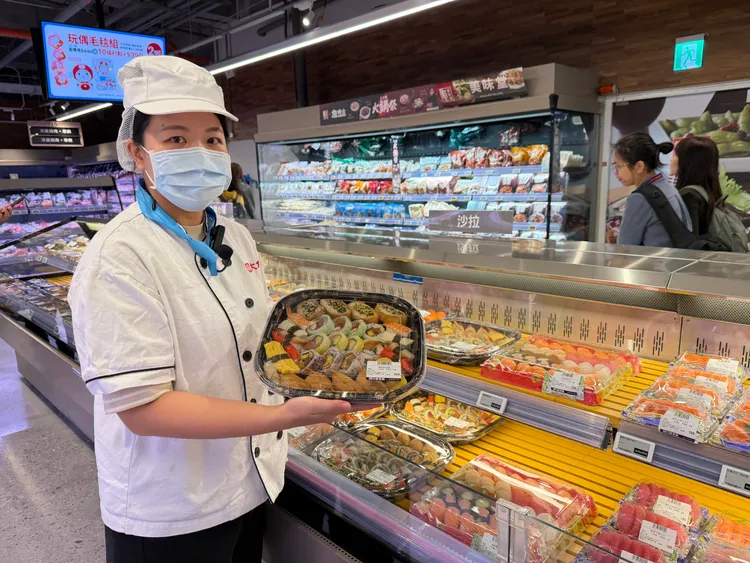 大全聯青埔店特別打造2款大包裝家庭號壽司，挑戰美式賣場大份量的規格。莊偉祺攝